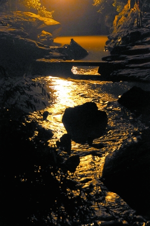 　　夜幕下古鎮江邊。　