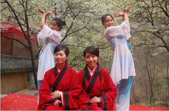 千樹(shù)萬(wàn)樹(shù)梨花開(kāi) 淇縣古靈山梨花節(jié)開(kāi)幕