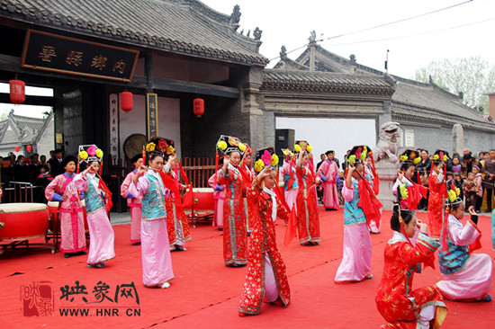 游客參觀清明小長假新推出的本土特色節目《鼓樂迎賓》。