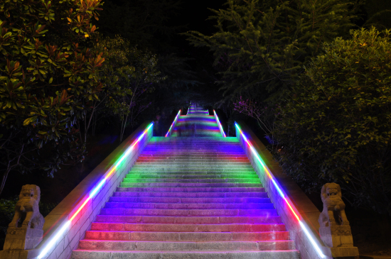 夢(mèng)幻新境界 浪漫雞冠洞