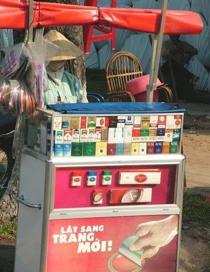 　煙攤，越南街頭隨處都是這樣的流動(dòng)小攤。