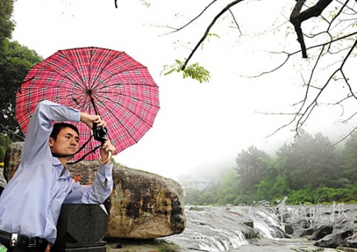 九鯉湖景區(qū)大霧籠罩,霧中美景若隱若現(xiàn),宛如人間仙境。