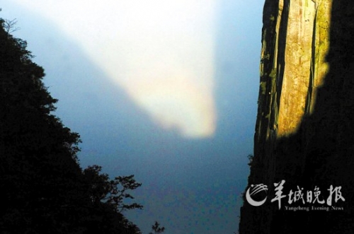 武功山四絕之一的“云海佛光”在大雨過后出現(xiàn)。