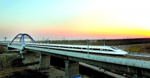 　　京廣高鐵連通南北大動脈。