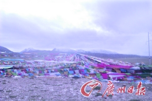 沿途遍地可見的五彩經(jīng)幡。