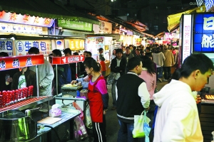 　　品味臺灣,又怎能錯過那些親民夜市。