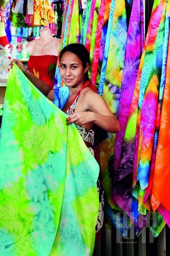 Pareo,這一幅幅有著漂亮圖案、色彩繽紛的布,是大溪地人最美的衣 Pareo,這一幅幅有著漂亮圖案、色彩繽紛的布,是大溪地人最美的衣