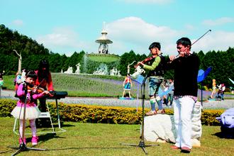 　　可愛的臺灣囝仔DoReMi家族以及樂樂莫札特樂團,周末都將會在歐洲花園園區內演奏紫色狂想曲,提供