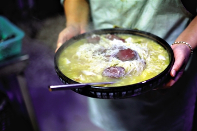 酸菜燉血腸是長白山一帶常見的菜品,有著東北地區典型的質樸、實在的風格。