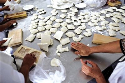 面花是黃驊最有特色的一種面食，常見于各種禮事和節(jié)日宴席上，充滿了儀式感。