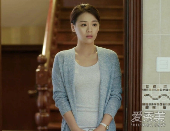 灰色開衫內搭圓領的米色T恤，優雅知性