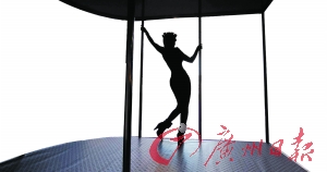 淋病是人類特有的疾病之一,性接觸是主要傳染形式。圖為美國一名性工作者在跳鋼管舞。 淋病是人類特有的疾病之一,性接觸是主要傳染形式。圖為美國一名性工作者在跳鋼管舞。