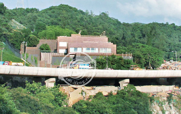 據悉，“皇宮”有3層高、分前后兩座大宅。前座兩層是邢家的游樂場，地下一層分別設有室外及室內泳池，