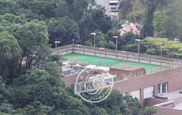 林青霞1994年6月29日嫁給香港商人邢李源，淡出影壇。林青霞婚后樂于相夫教女，其丈夫于2010年退