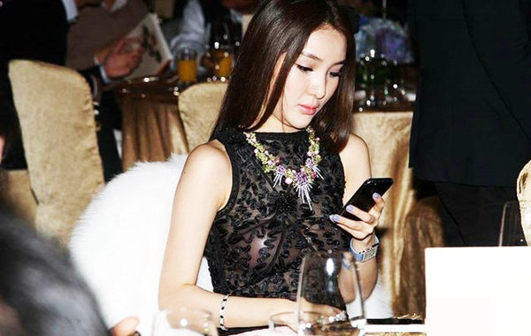 2013年11月30日，郭美美出席保利珠寶拍賣活動，現場郭美美一席透視的上衣性感現身，胸前乳貼顯露無