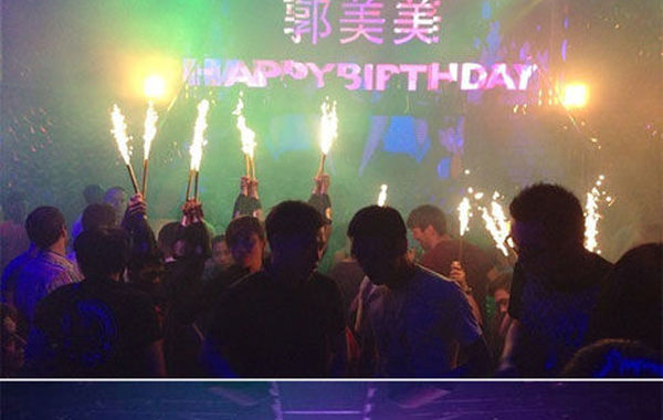 2013年6月16日下午，郭美美在網上曬出一組慶生照。通過照片可以看出，酒吧的巨大舞池中燃放焰火