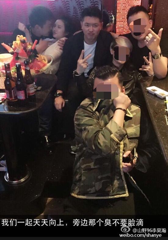 田源朋友辟謠稱左側(cè)抱著女子親吻的是田源的發(fā)小，女子的男友。