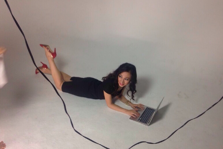 林薇穿黑色優雅短裙 林薇穿黑色優雅短裙