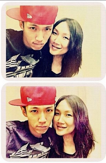 柯震東母親節微博曬母子合影