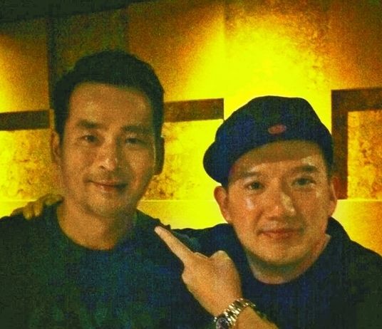 周焯華作為《低俗喜劇》投資人，與男主角杜汶澤合照。