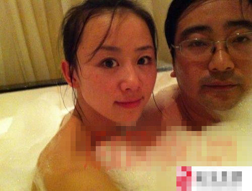 網傳女主播被國家檔案局官員包養4年艷照曝光 網傳女主播被國家檔案局官員包養4年艷照曝光