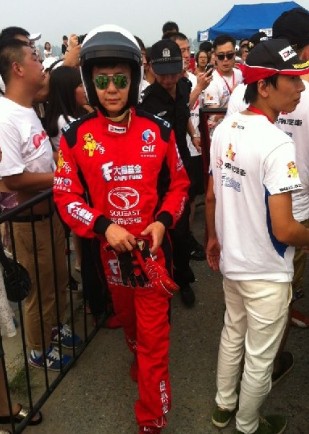 李晨撞車后看起來并無大礙，調(diào)整狀態(tài)繼續(xù)比賽。