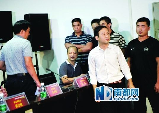 佛山精武會會長梁旭輝在弟子保護下來到現場。