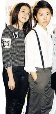 中性打扮的竇靖童(右)與好友Hilary(左)結伴出席活 中性打扮的竇靖童(右)與好友Hilary(左)結伴出席活