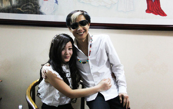 近日，55歲的鄧建國攜新女友恩愛現身，不但大曬甜蜜私密生活照，還在人前勾肩搭背大秀恩愛。