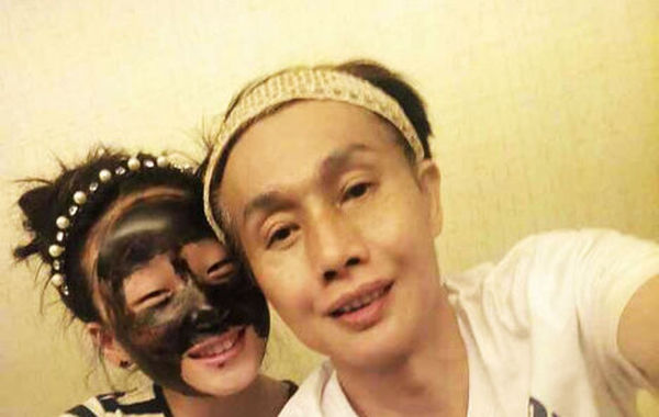 據悉，2011年，鄧建國在廣州舉行婚禮迎娶90后“干女兒”黃梓琪。