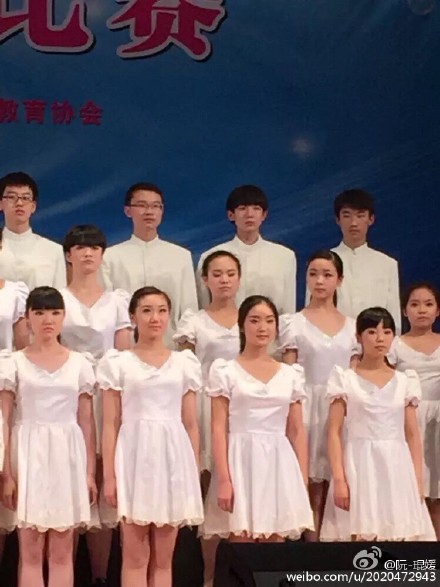 TFboys王源聲樂比賽 神情投入好專業