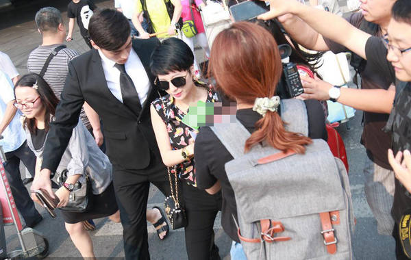 2015年7月6日,北京,陶喆前任楊子晴現身首都機場。剛一出來就遭到媒體圍堵,問及7號陶喆會有反駁證據 2015年7月6日,北京,陶喆前任楊子晴現身首都機場。剛一出來就遭到媒體圍堵,問及7號陶喆會有反駁證據