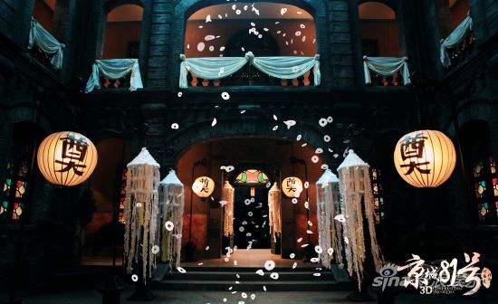 冥婚當夜，霍家大院招魂幡隨風擺動，漫天冥幣飛舞