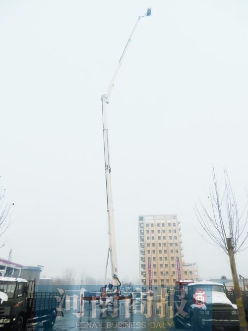 “巨無霸”消防車來鄭 “巨無霸”消防車來鄭