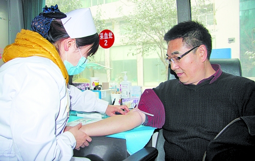 雪地里，百余名醫護人員獻血救急