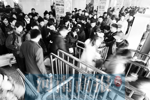 這兩天，汽車站客流量很大　