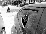 有個人晃了一圈后，寶馬、現代、越野的車窗都“長”出大窟窿