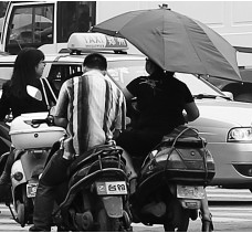 昨日，鄭州市鄭州花園路與農業(yè)路交叉口，電動車裝傘埋下安全隱患