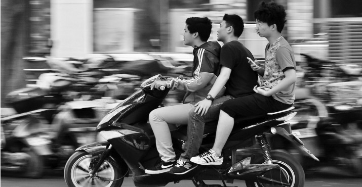 昨日，鄭州經五路與豐產路交叉口電動車超載