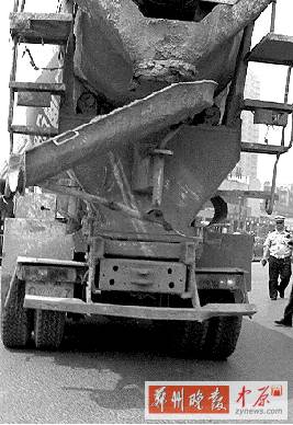 　當時，老人就倒在水泥罐車的右后輪邊