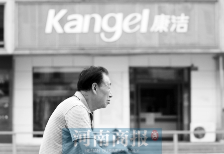 　這一切，將會給康潔公司、加盟商，乃至鄭州洗衣行業，帶來什么？ 記者 趙卓/攝