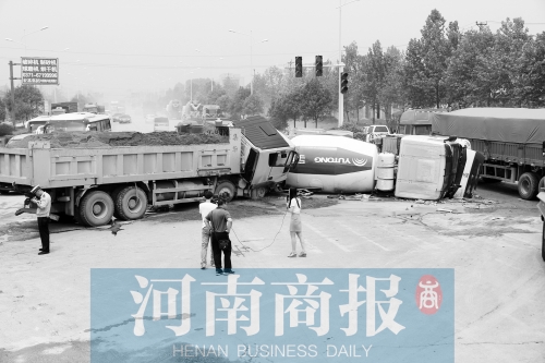 事故現場的附近居民稱，路口的紅綠燈從來沒亮過