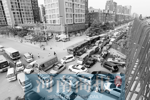 路口四個方向直行、左轉交織，車輛相互抵頭，無法正常通行