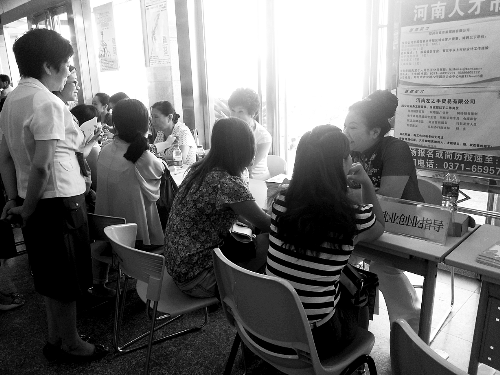 招聘會(huì)，導(dǎo)師團(tuán)正與大學(xué)生面對面交談。