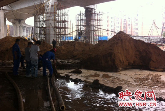 搶修工人正在排水中 搶修工人正在排水中