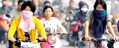 10月8日，鄭州市民遮擋口鼻騎行。 新華社發(fā)