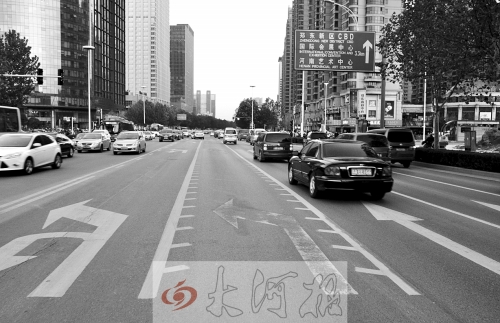 這條畫有多條短斜線的車道就是可變車道，視車流量大小而定，直行車輛多時它是一個直行車道，左轉車輛多時它