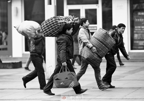 鄭州火車站廣場，行色匆匆的趕路人。