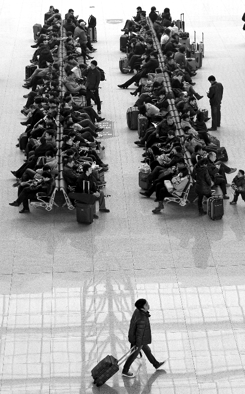 鄭州東站候車室，一些乘客在候車。