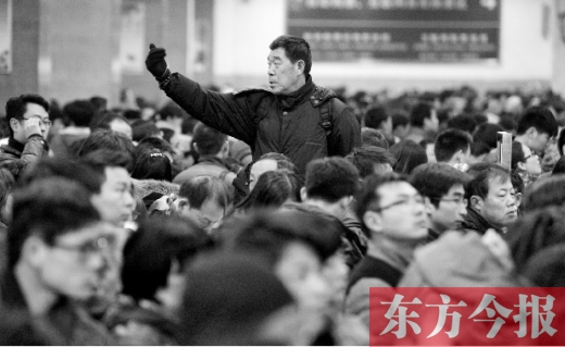 一場雨夾雪讓鄭州火車站的客流又增加了不少。昨天，售票大廳內排隊購票的旅客摩肩接踵